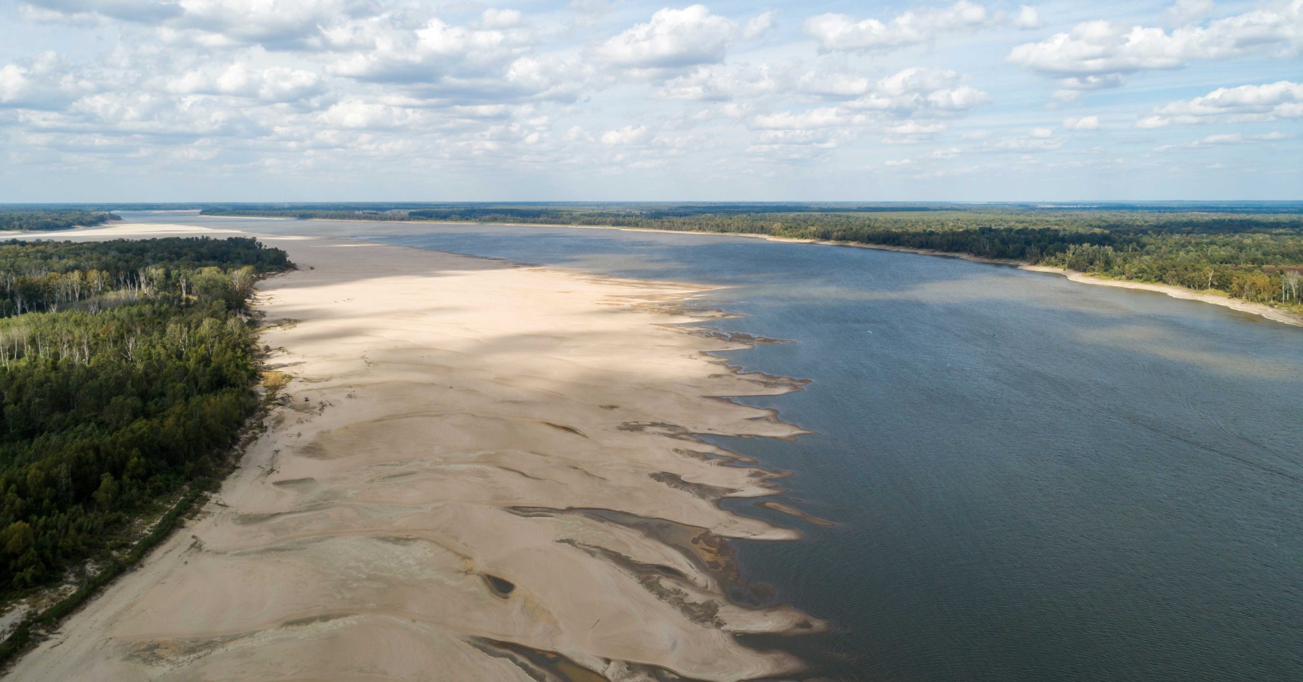 Low-water-exposes-a-sand-bar-on-the-Mississippi-River-near-Grand-Gulf ...